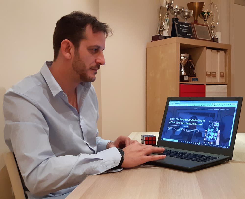 Ilie Maneschi durante una dimostrazione della piattaforma di videoconferenza WeCiak